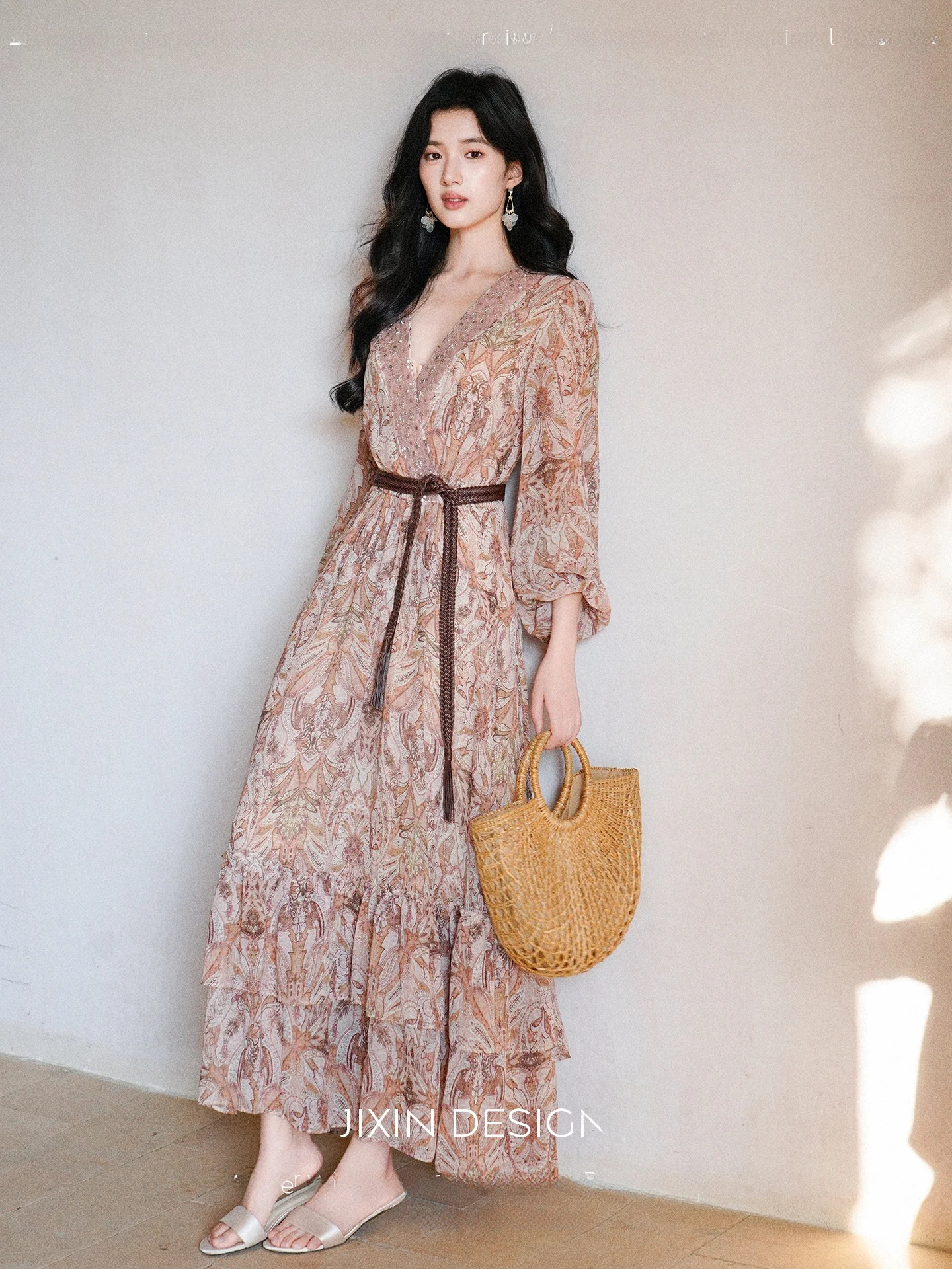 

Пышное платье с V-образным вырезом, декорированное аппликациями, с завышенной талией, длинными рукавами и принтом, янтарное, летне-весеннее, повседневное, свободного кроя, А-силуэт