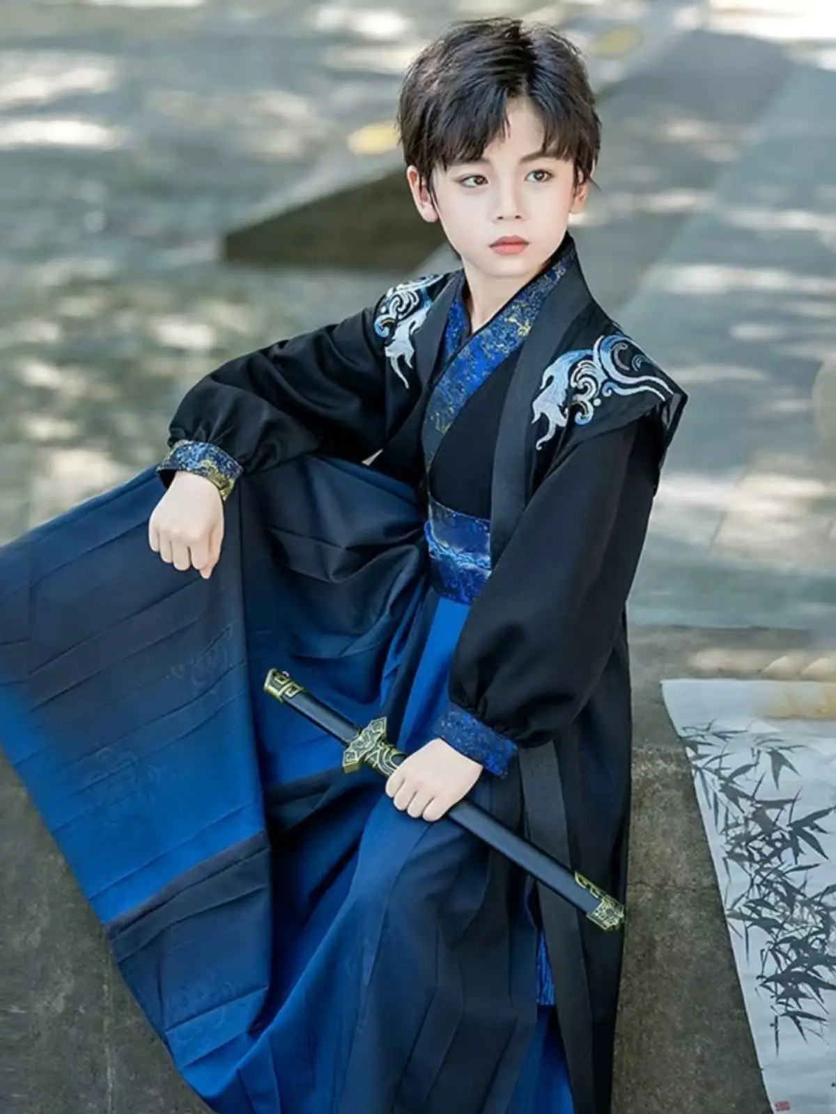 

Boys Hanfu Dress Ming Dynasty Embroidery Cross Collar Costume Stylish Swordsman Cosplay Tang Suit Kids Stage Carnival Outfits
