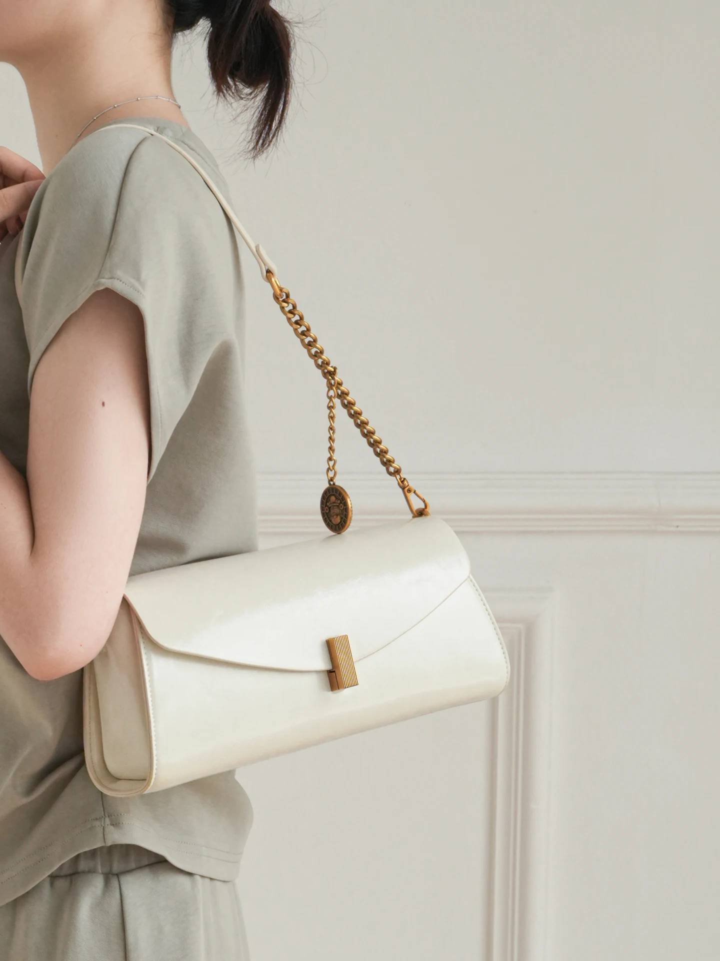 

Commute Style Women's Bag 2026 New Luxury Small Chain Vintage French Bread Bag High-End Sensation Commute Single Shoulder Cro...