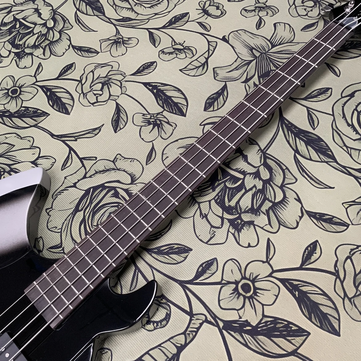 4-string electric bass guitar, with a rich, full-bodied mahogany body guitars ,and left-handed friendly design guitarra view 2