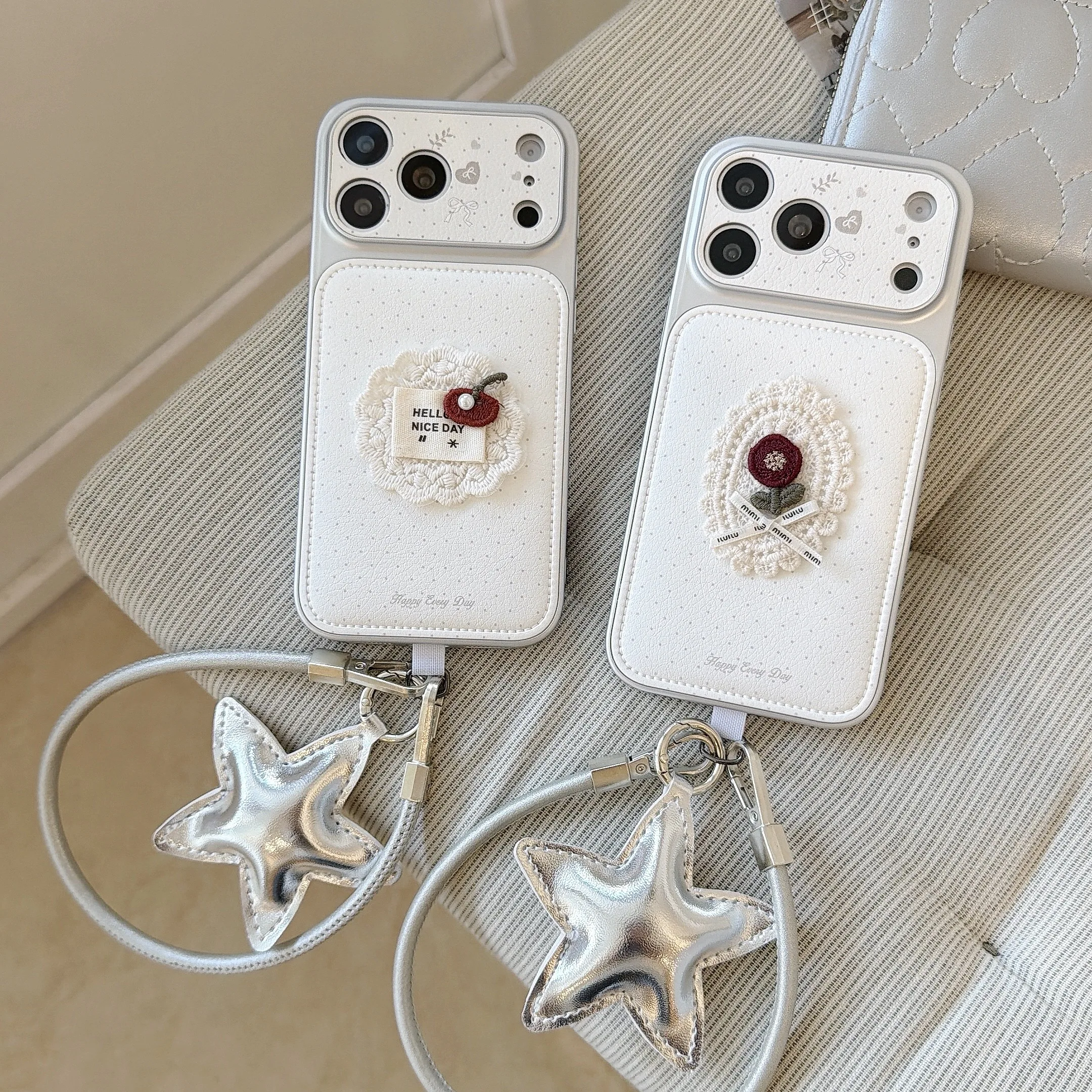 Weiße Leder-Handyhülle mit Roter Blumen- und Spitzenschleifendekoration sowie Handgelenkschlaufe für iPhone 17 16 15 14 13 Pro Max Plus