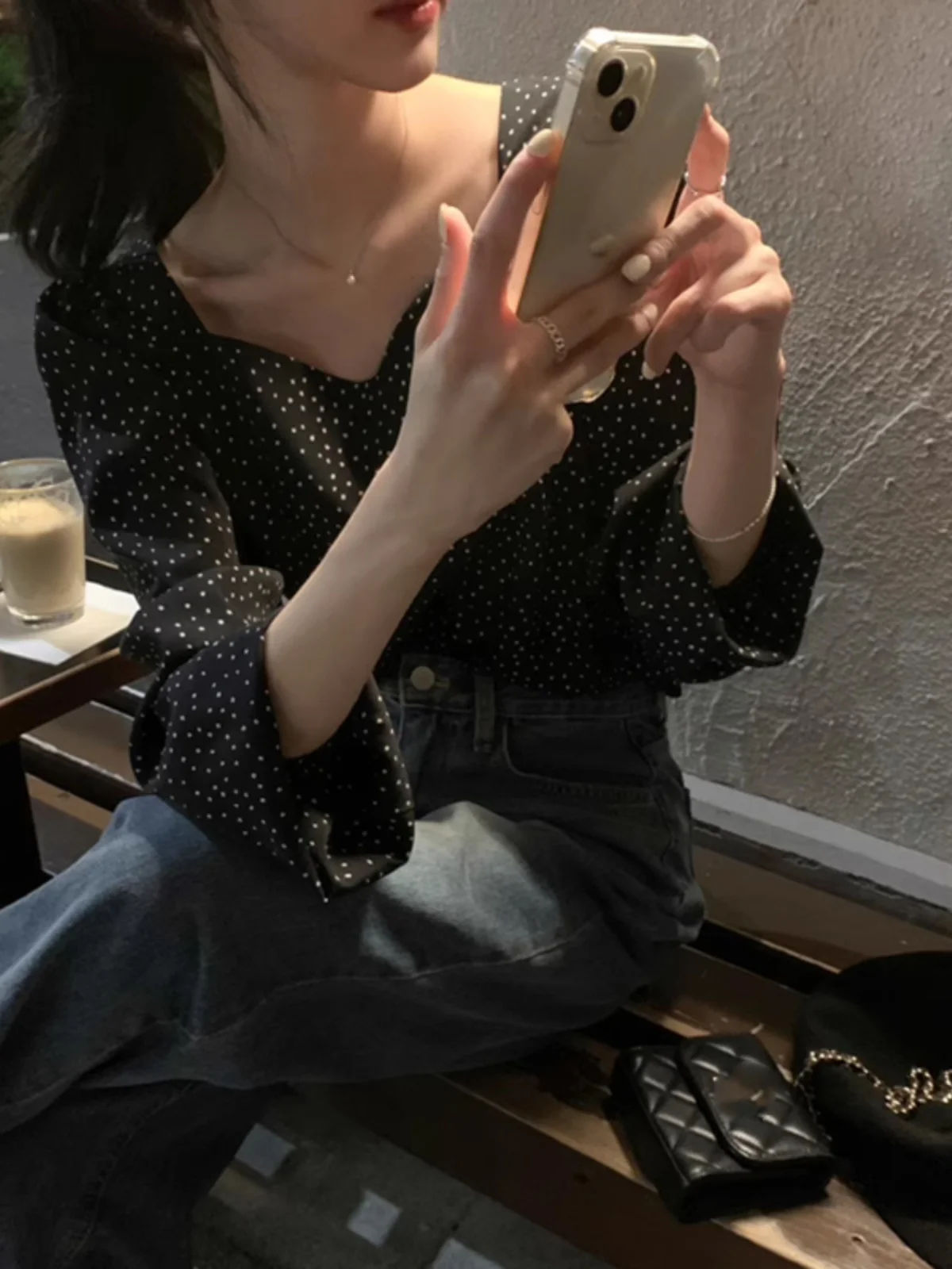 قميص أنيق بأكمام فقاعية للنساء فضفاض بياقة مربعة للتخسيس منقط على الطراز الكوري وأكمام طويلة وطول قصير