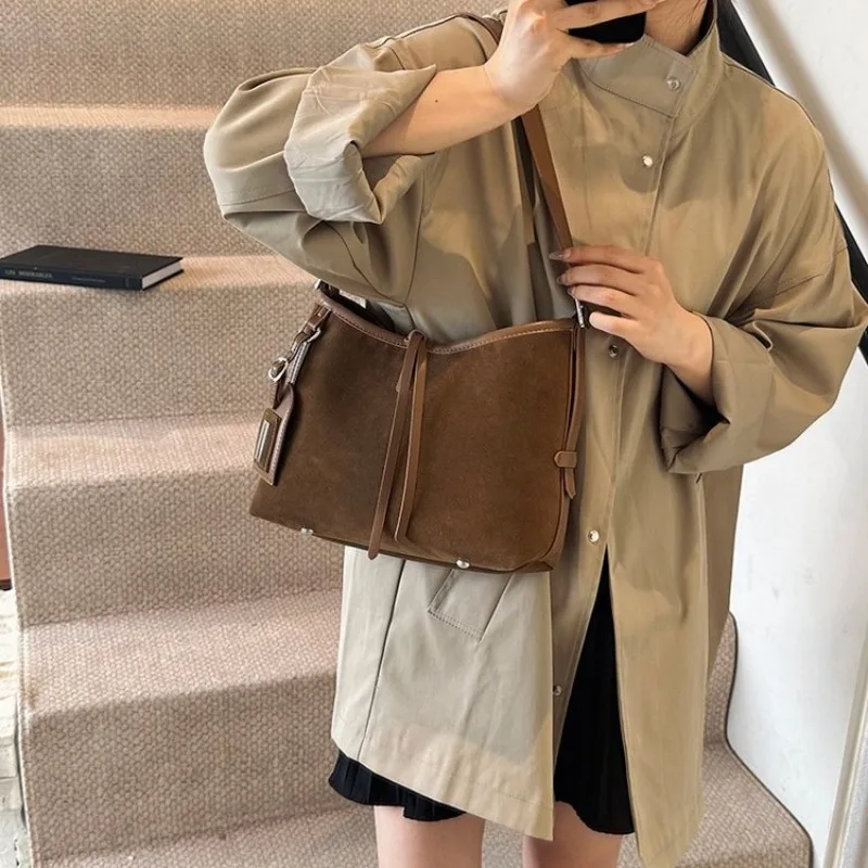 

Stylish Ladies Handbag With Contrasting Top Stitch Detail Underarm Shoulder Bag For A Tailored Finished Look