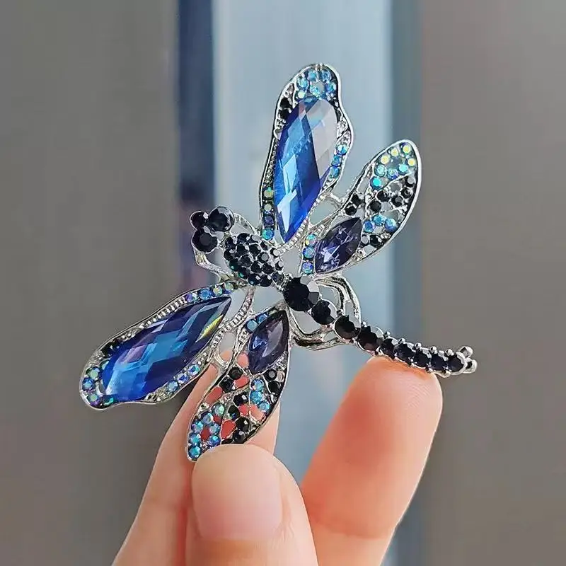 فستان بدلة إبداعي مزين بالزهور والنباتات الماسية بالكامل مع زخرفة ثابتة على شكل طائر وبروش معدني لطيف وفريد من نوعه