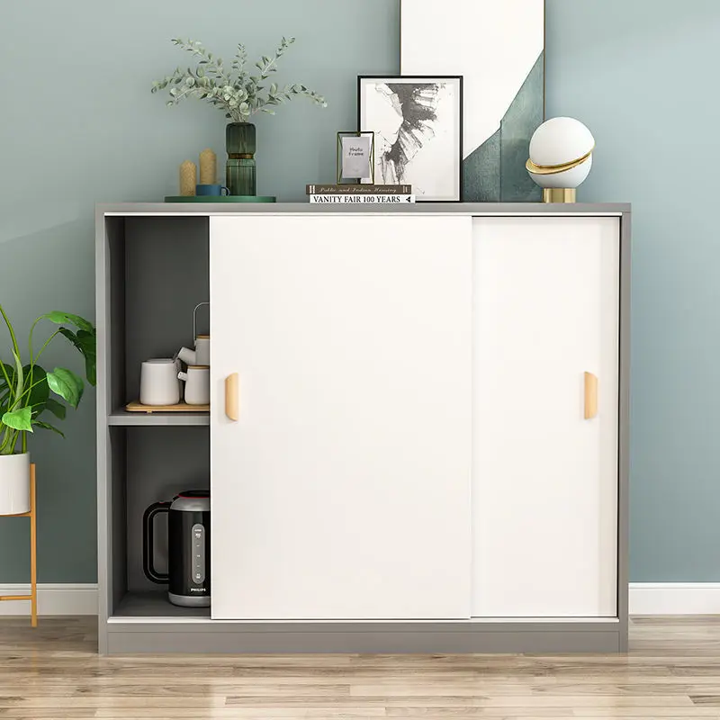 Mueble de balcón con puerta corredera, ventanal con protector solar, taquilla