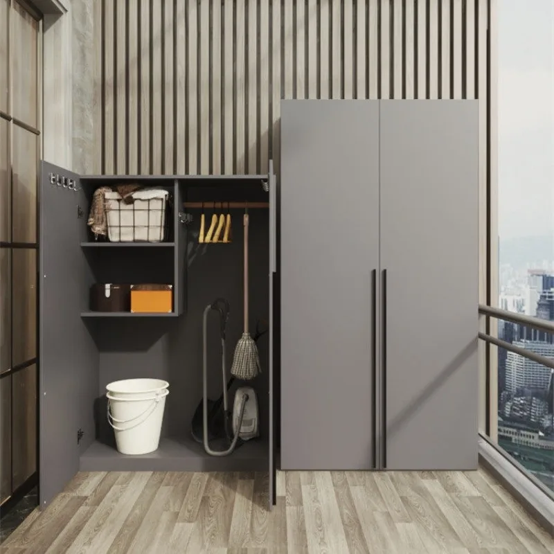 L'alliage d'aluminium gris minimaliste est destiné à la rangement des balais et des serpillères, à l'usage domestique, sur le balcon, en extérieur, avec protection solaire et imperméable.