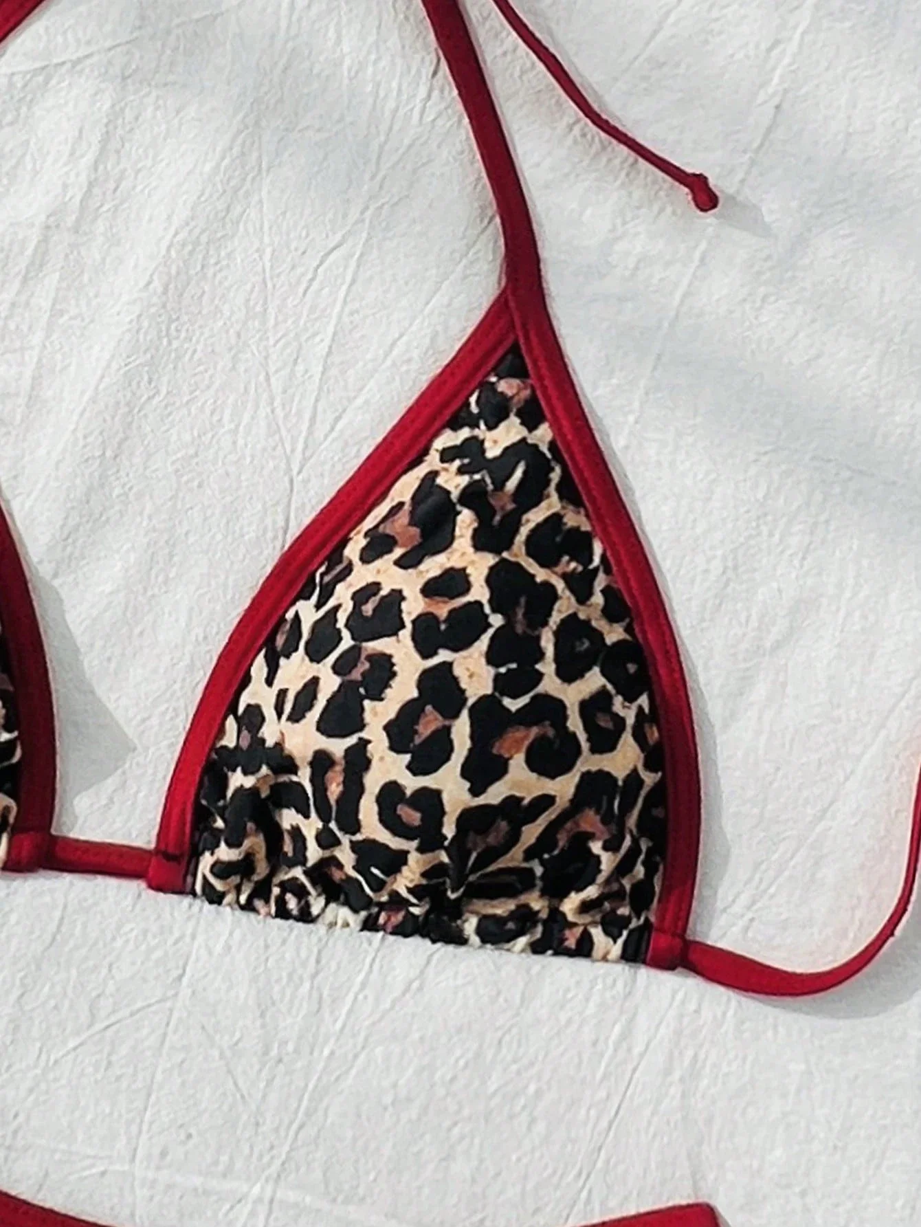 

Комплект бикини с леопардовым принтом и рюшами, с красной контрастной отделкой