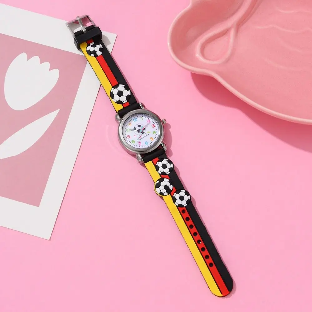 Orologio al quarzo da calcio nuovo colore Puntatore numerico casual Orologio elettronico Cinturino in silicone Orologi da polso semplici per studenti