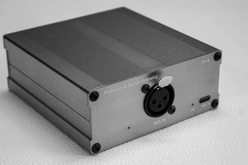 AES Digital To Fully Balanced Analog Audio Converter for Automatic Recognition of Sampling Rate