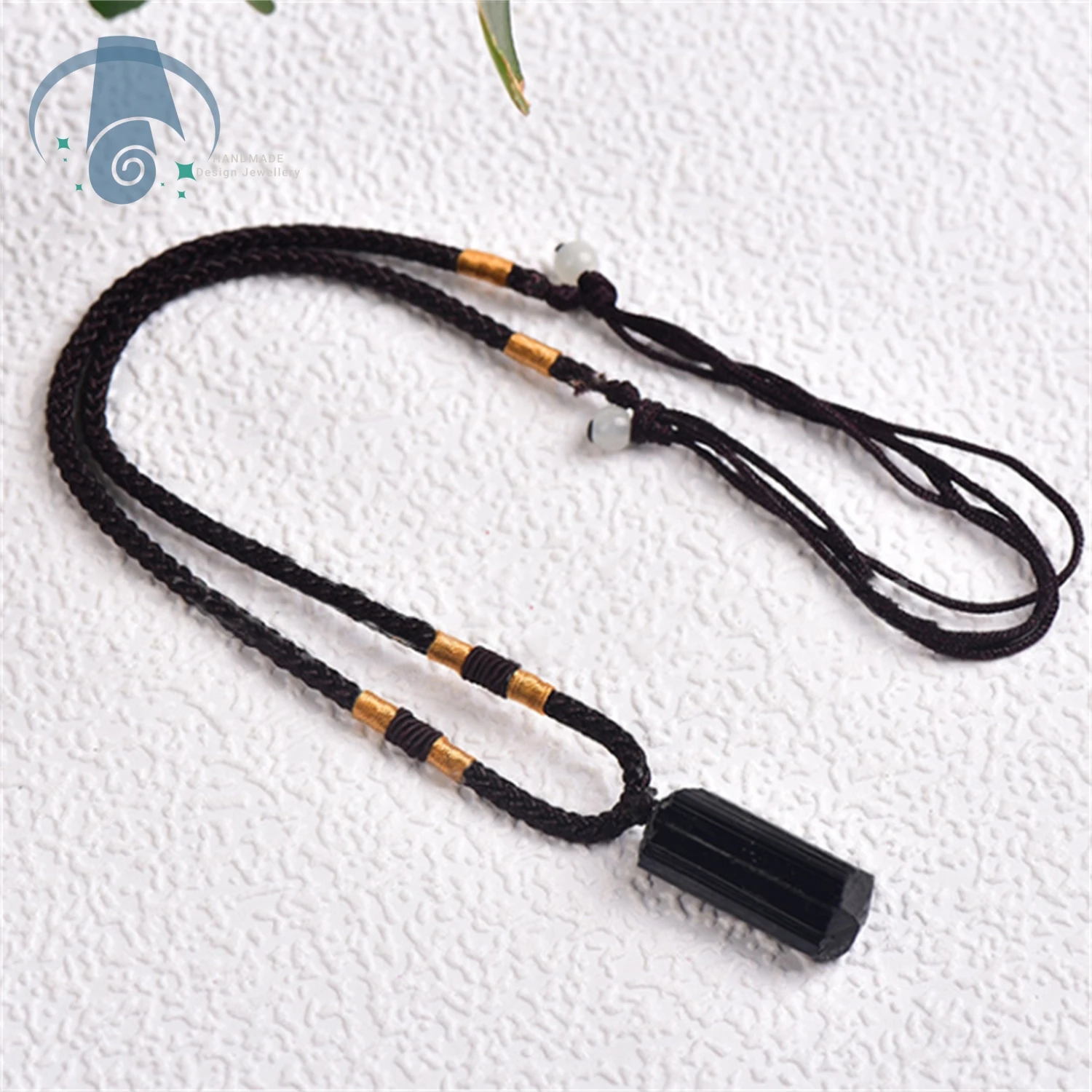 

Кулон-подвеска из необработанного черного турмалина на шнурке ручной работы, натуральный камень турмалин для энергетической защиты и медитации