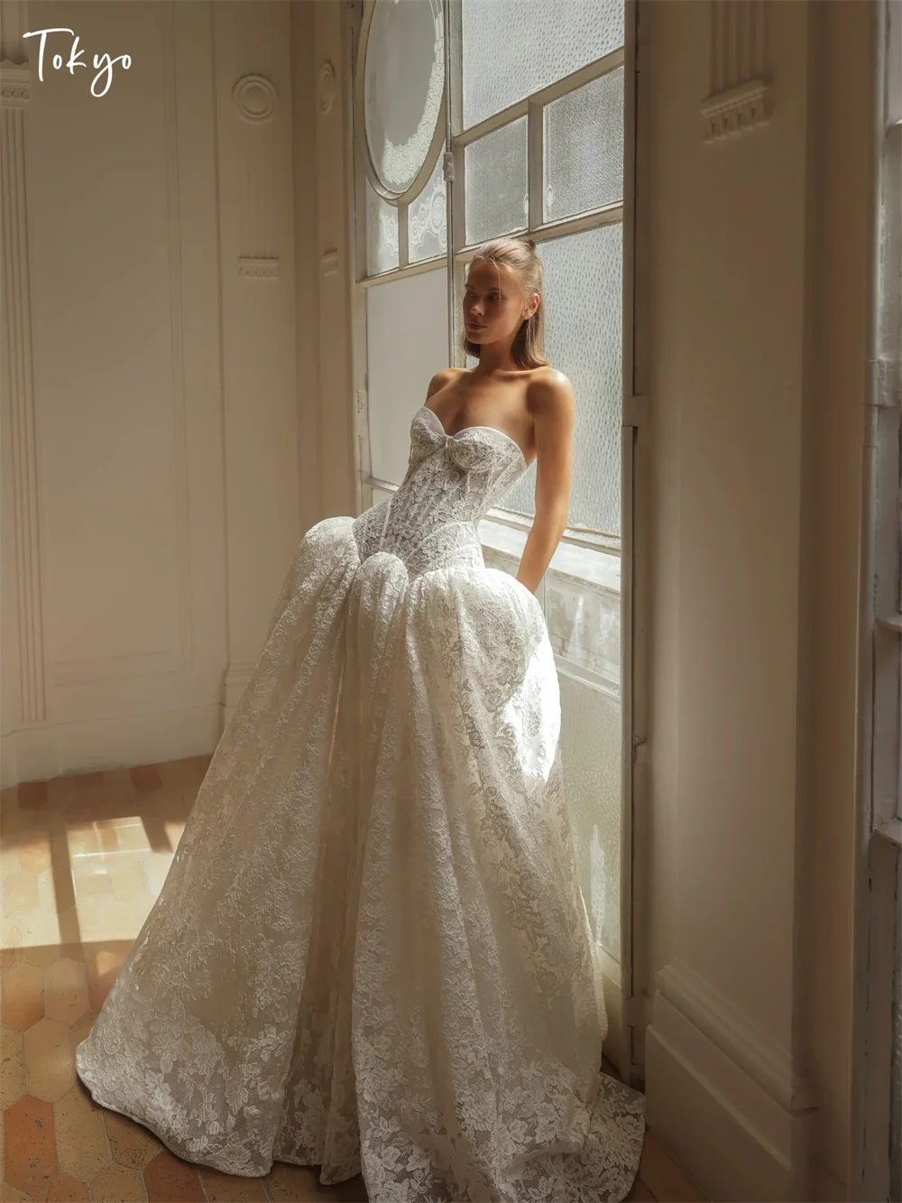 東京カスタムメイドのエレガントなAラインウェディングドレス、ストラップレス、ノースリーブ、バックジップ、ブライダルガウン2025、ホワイトコートトレインウェディングガウン