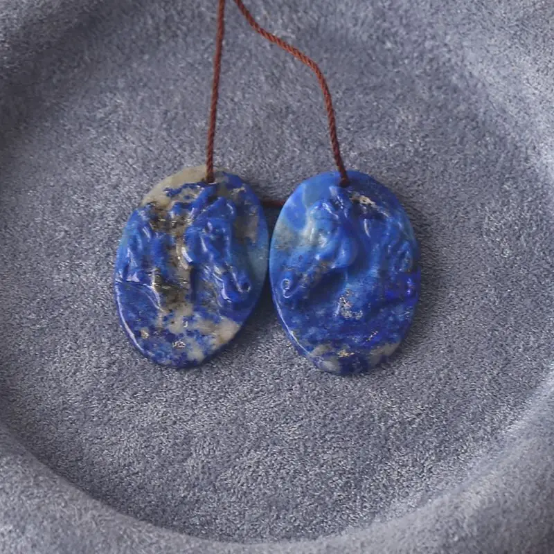 

Пара подвесок в виде головы лошади из лазурита: кусочки натурального камня ручной работы с темно-синими и пиритовыми включениями. 30х21х5мм-8,5г