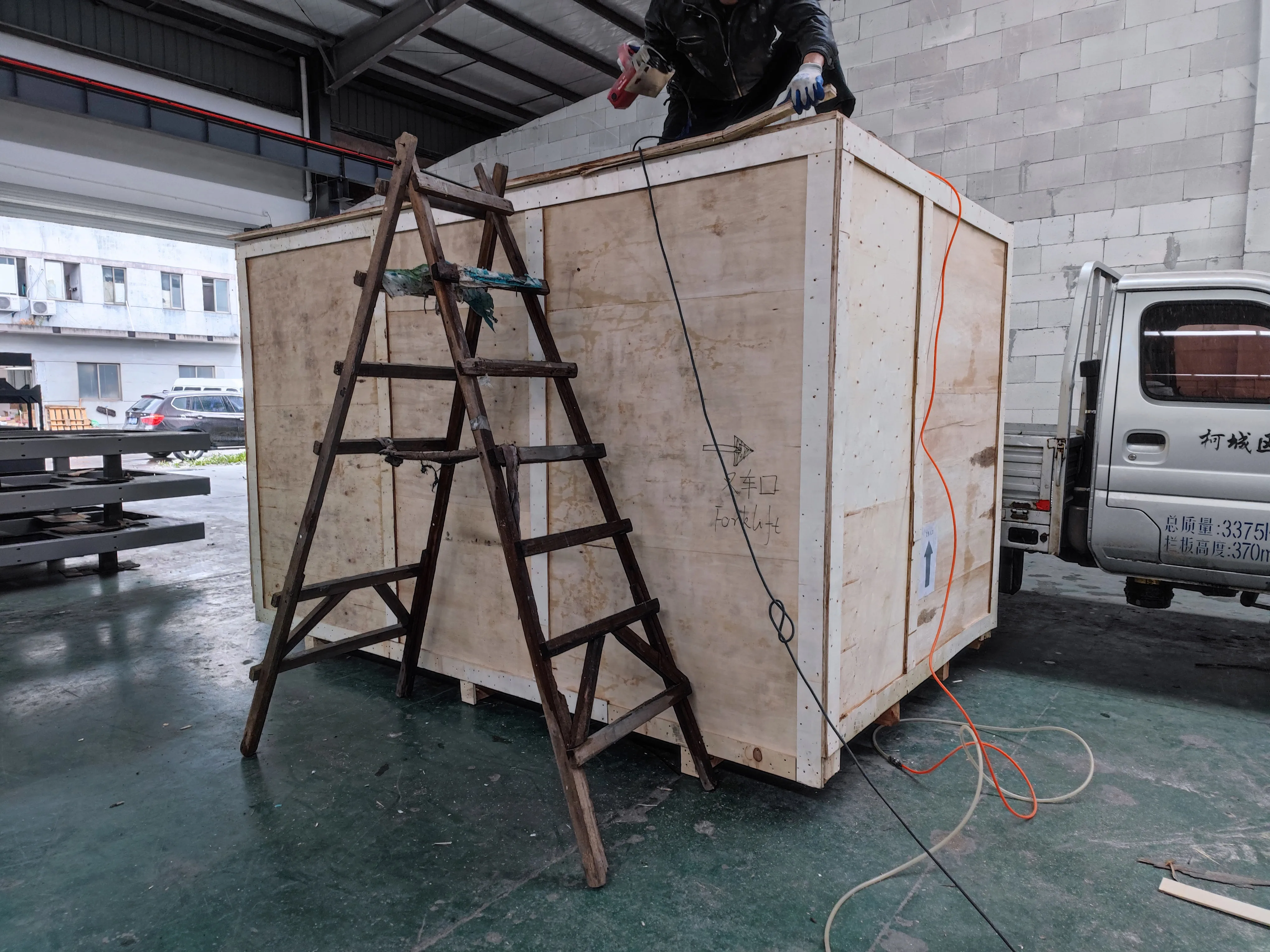 Compressor de ar de parafuso diesel montado em esteira rolante portátil 20bar para perfuração de poço de mineração