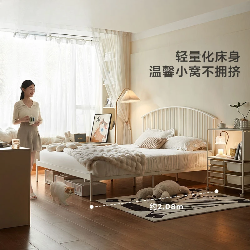 سرير حديدي بسيط بلون كريمي: إطار رقيق يخلق ملمسًا هوائيًا لغرف النوم الصغيرة، ويمزج في تراجع مهدئ ومريح #3