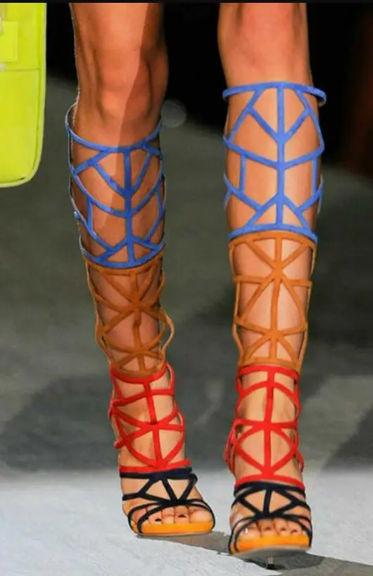 

Сексуальные разноцветные сандалии-ботильоны с геометрическим узором и перфорацией, на тонком высоком каблуке, в смешанных цветах, летние