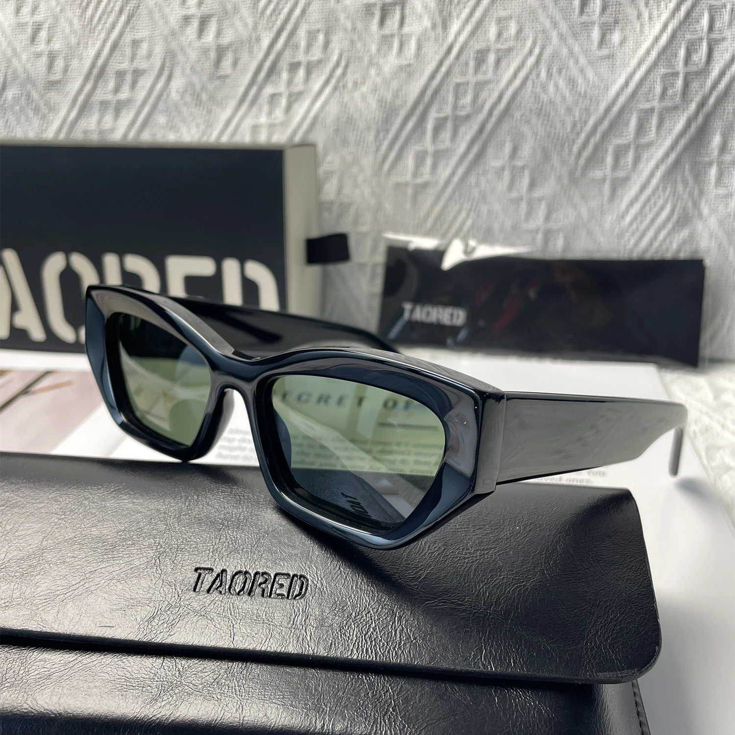 

2025 New Fashion Cat Eye Sunglasses Light Luxury Men And Women Luxury Design Small Frame Sunglasses Uv400