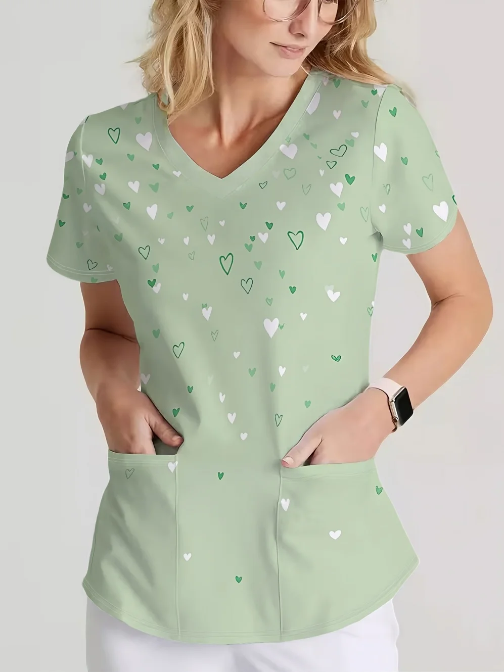 uniformes-de-trabalho-para-mulheres-com-estampas-coloridas-e-divertidas-camiseta-de-manga-curta-com-decote-em-v-estampa-de-coracoes-uniforme-cirurgico-feminino