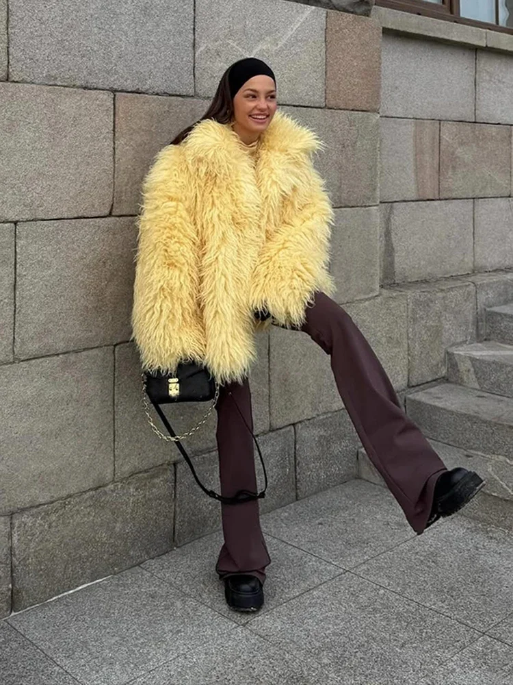 Żółty płaszcz damski z imitacji futra z frędzlami, dekolt w serek, długi rękaw, luźna, ciepła kurtka, nowość na zimę 2025, odzież wierzchnia w stylu ulicznym do pracy.