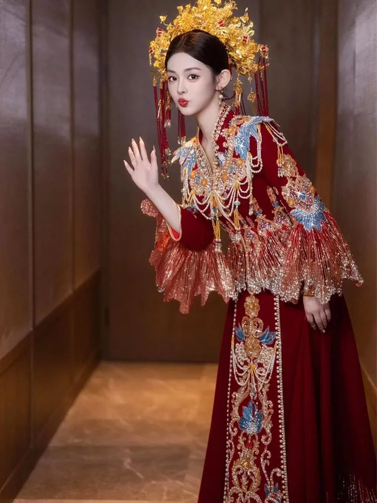 

Бархатное свадебное платье новое, большая корона Феникса и красное для церемонии.