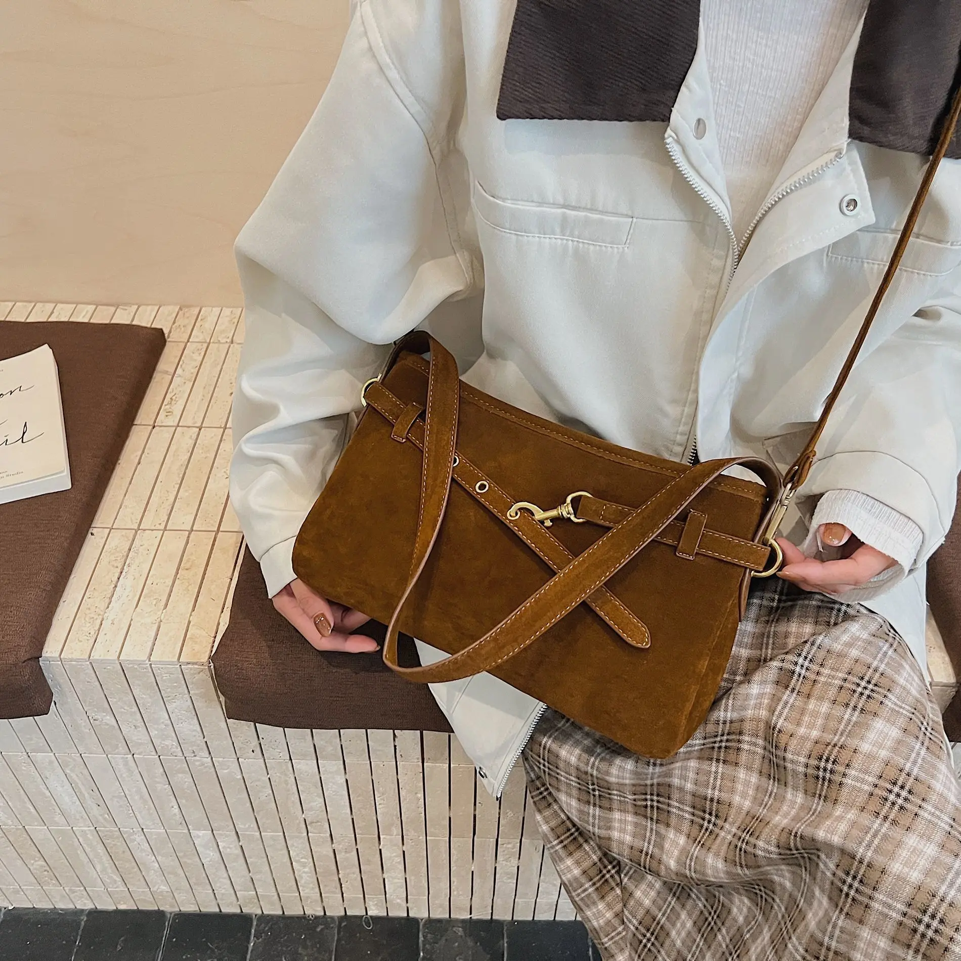 

Retro Sle Messenger Bag Women Solid Color Leather Strap Decoration Large Capacity Shoulder Bag Ladies Luxury Crossbody Bag 2025