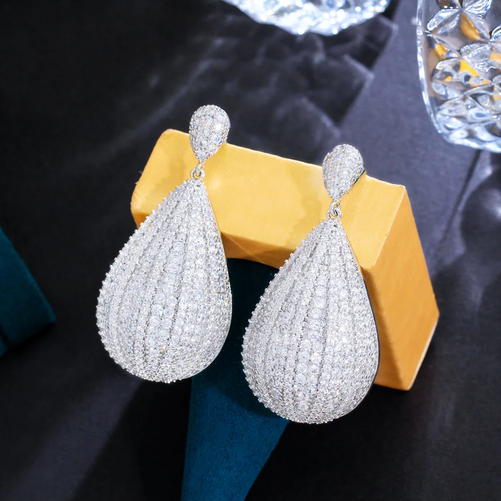 CWWZircons Glänzende, vollständig mit Zirkonia besetzte, weißgoldfarbene, lange, hängende, große Wassertropfen-Ohrringe für Bräute, Hochzeiten und Festlichkeiten, Großhandel E0990 – Detail 4