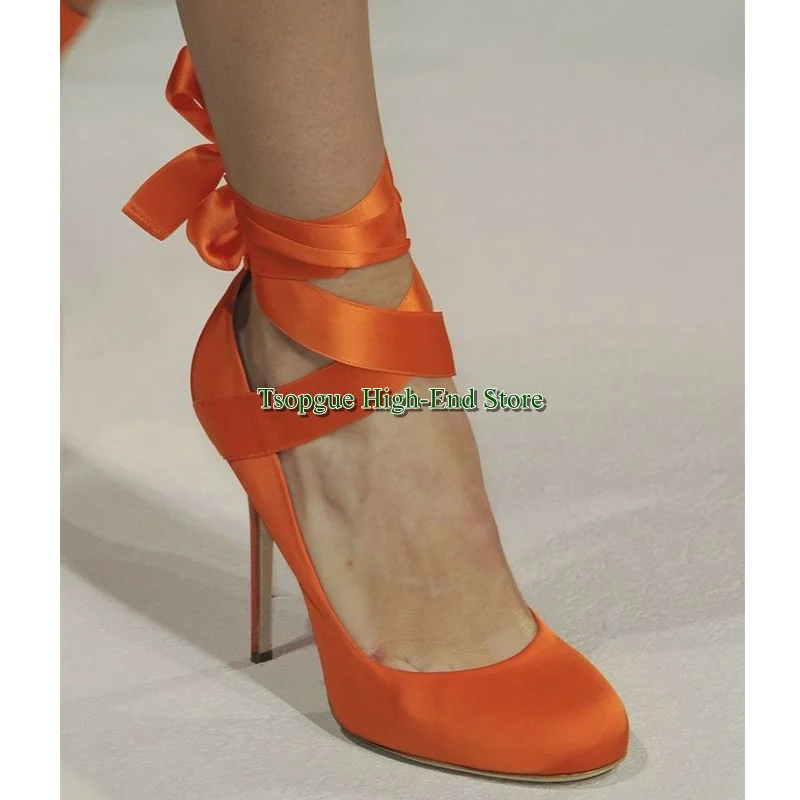 

Однотонные атласные туфли на высоком каблуке с круглым носком и перекрестным ремешком на шпильке, большие размеры на шнуровке