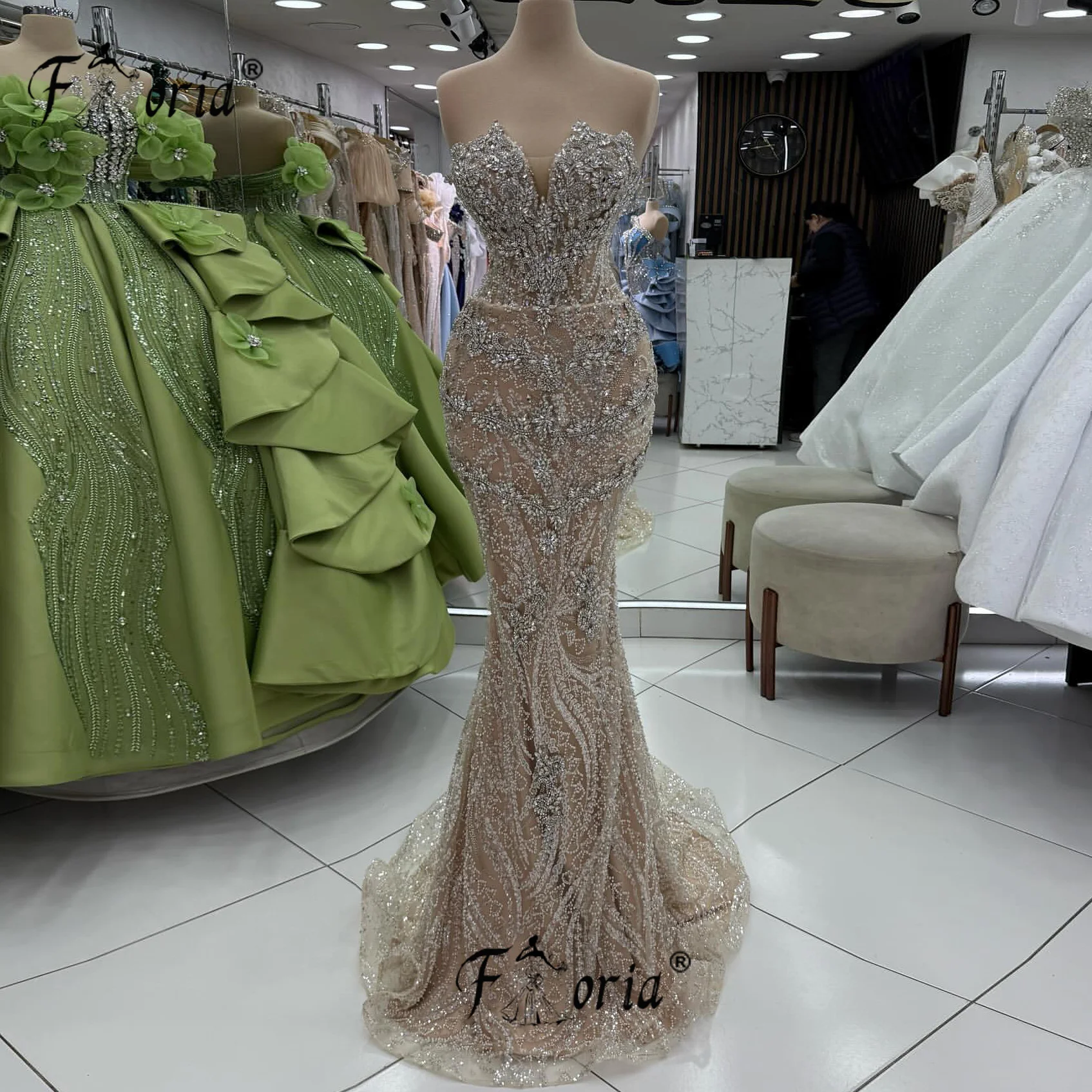 エレガントなシャンパン色のプロムドレス、ビーズとクリスタルをあしらったフォーマルなイブニングドレス、セクシーなカスタムメイドのカクテルドレス、ロングドレス、エレガントなイブニングドレス 2026