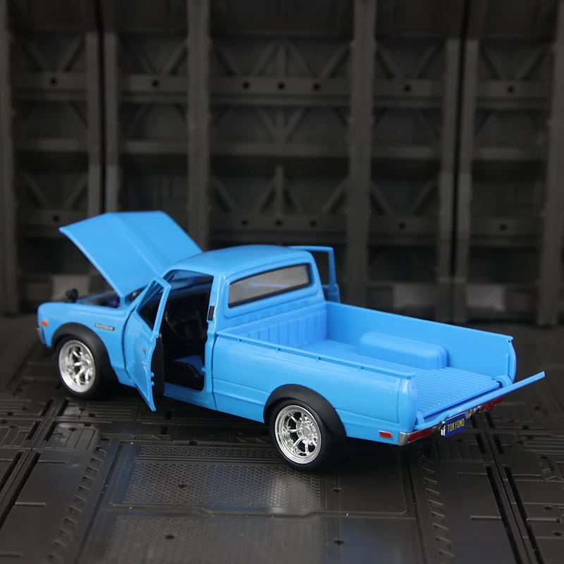 Maisto 1:24, modèle réduit de camionnette Nissan Datsun 620 de 1973, en alliage, ornements, portes et capot ouvrables, de bonne qualité.
