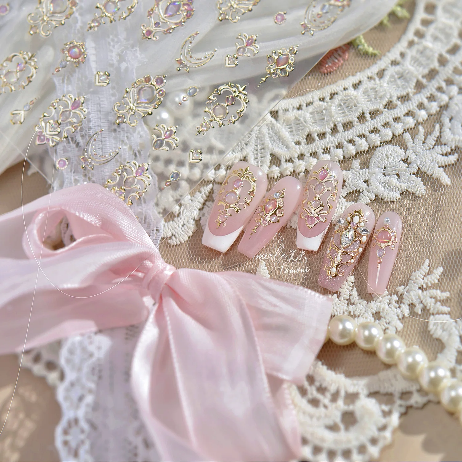 Eleganti adesivi per nail art 5D con scettro dorato Splendide pietre preziose di lusso con motivo cortale, cornice per collana, decalcomanie per manicure autoadesive