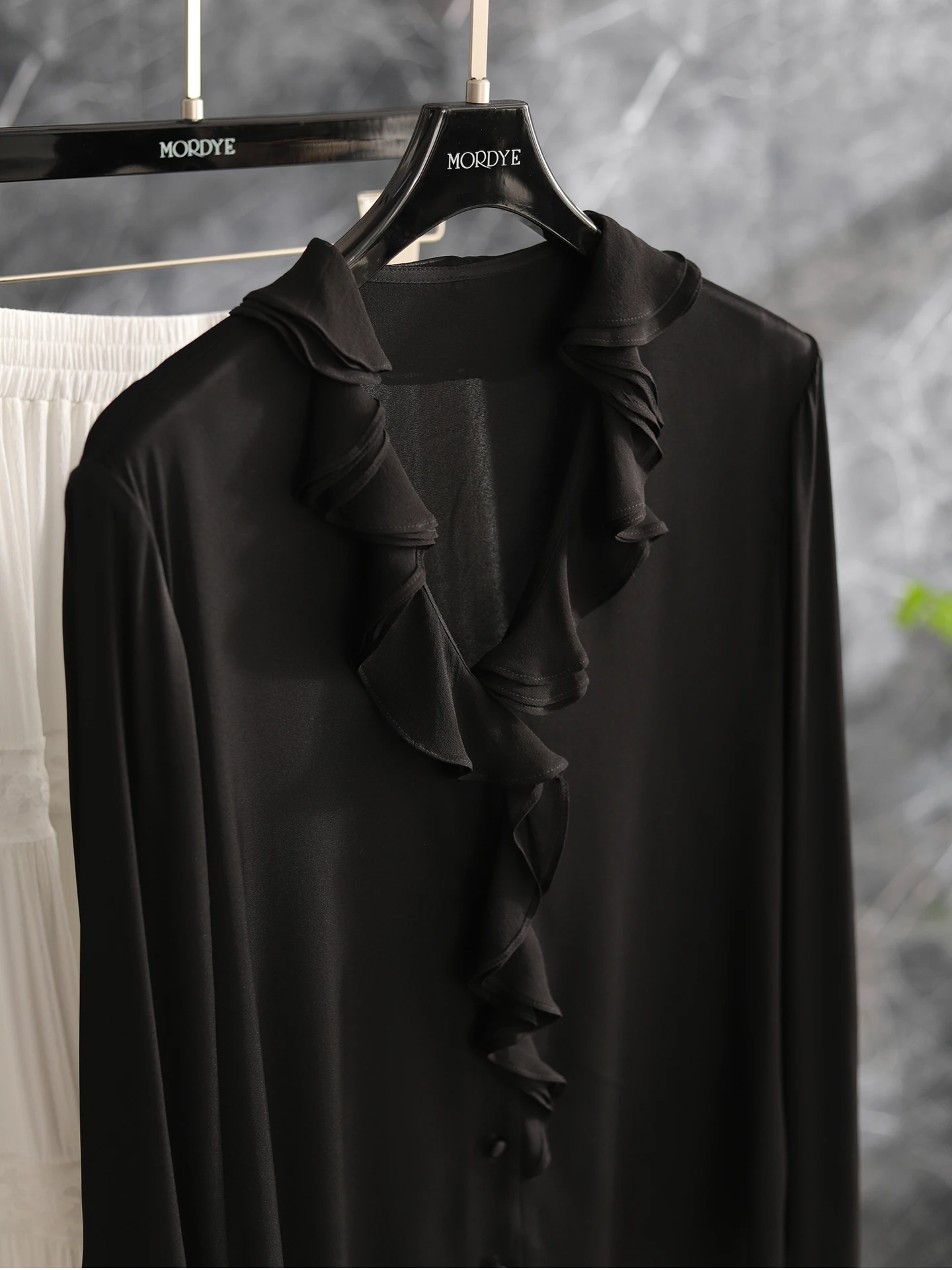 

Женская шелковая блузка Elek Beau 95 с длинным рукавом, V-образным вырезом и отделкой по низу, весна 2026, облегающая, дышащая, нежная