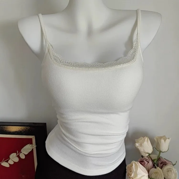 Un reggiseno da ragazza color crema sexy, morbido e confortevole con patchwork di pizzo, coppe per il seno e top allacciati