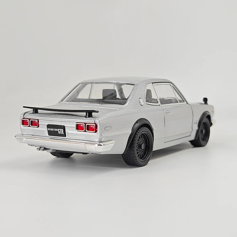 1:22 simulation of the first generation Nissan GT-R alloy car model, with doors and engine hood that can be opened