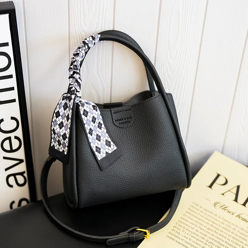 

2026 New Light Luxury High Sense Large Capacity Fashion Versatile Shoulder Commuting Versatile Underarm Bucket Bag Shoulder Bag