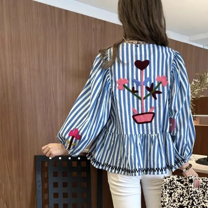 Damska niebieska koszula w pionowe paski z haftem i bufiastymi rękawami, świąteczne, codzienne topy damskie