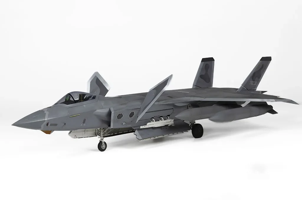 Trumpeter พลาสติกประกอบเครื่องบินชุด 05811 จีน J-20 Mighty Dragon Fighter 1/48