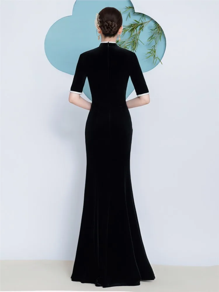 Lo sfilata di moda cheongsam di velluto presentato un nuovo abito lungo in stile cinese a forma di coda di pesce