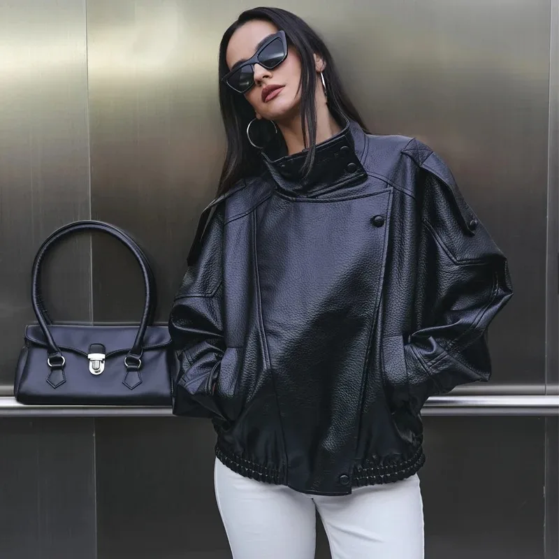 เสื้อแจ็คเก็ตผู้หญิงหนังเทียมสีดำทรงโอเวอร์ไซส์ แจ็คเก็ตบอมเบอร์สำหรับผู้หญิง เสื้อคลุมกันหนาวแฟชั่นสำหรับผู้หญิง
