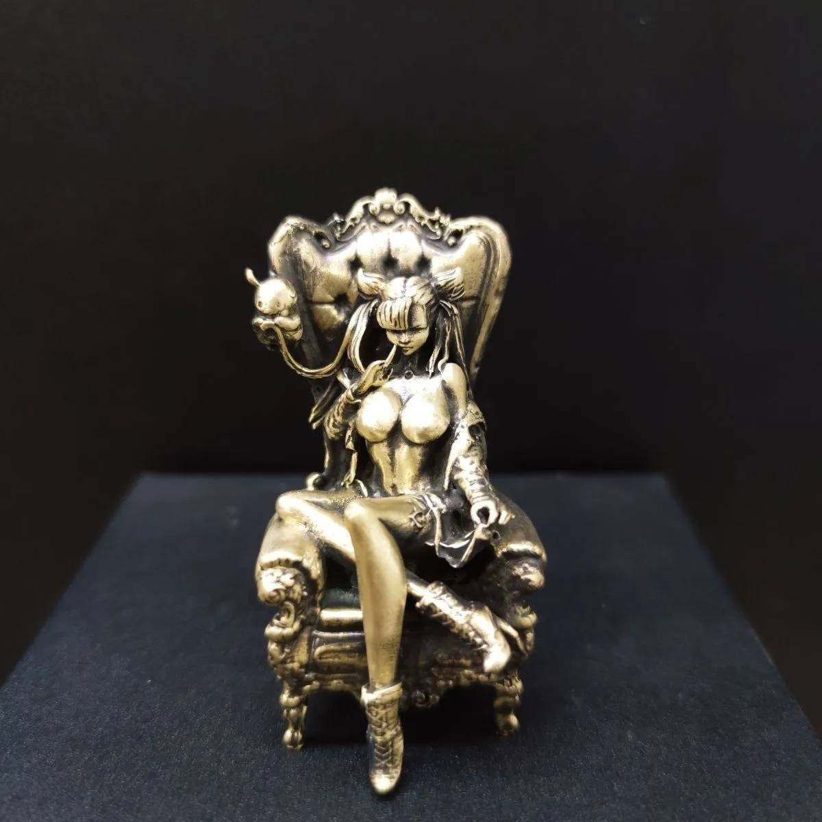 نقية مكعبة الرجعية مثير الجمال زنبق الركوع عمل أرقام زينة أرنب فتاة رحمة شقيقة عارية Ol نموذج موحد الحلي