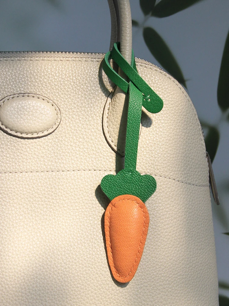 سلسلة مفاتيح صغيرة على شكل جزرة كرتونية، إكسسوار جلدي فريد ولطيف مصنوع يدويًا ورائع.