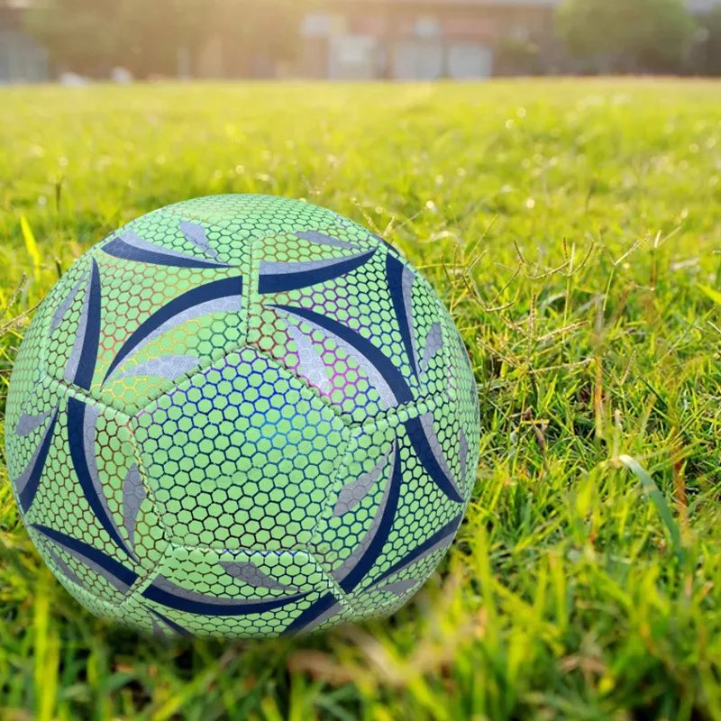 PU素材で作られた単一の反射サッカーボールは、トレーニングや屋内および屋外のゲームに適しています。