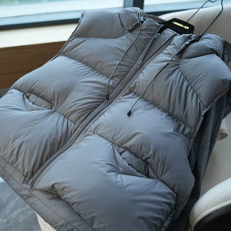 เสื้อกั๊กผ้าฝ้ายหนานุ่มสำหรับฤดูใบไม้ร่วงและฤดูหนาว ผู้หญิง 2026 แฟชั่นใหม่ สไตล์หลวมสบาย แบบมีฮู้ด สีพื้น เสื้อคลุมตัวนอกสำหรับผู้หญิง