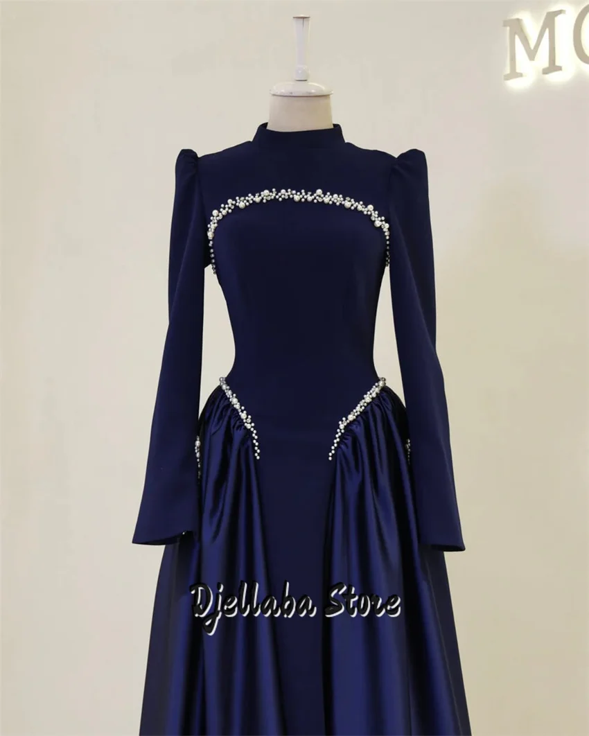 Op maat gemaakte marineblauwe chiffon van hoge kwaliteit met ruches, rechte diamanten, parels, lange galajurken, op maat gemaakte gelegenheidsjurken