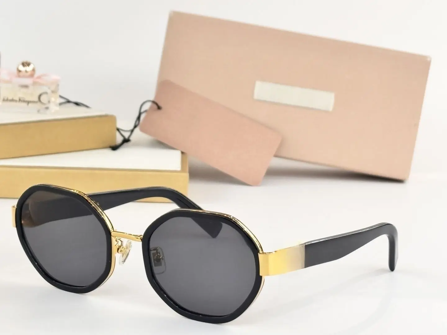 

Круглые солнцезащитные очки ортопедической формы с темно-коричневыми линзами, золотистой металлической оправой и дужками, ретро-люксовые очки для повседневных выходов и стильных образов