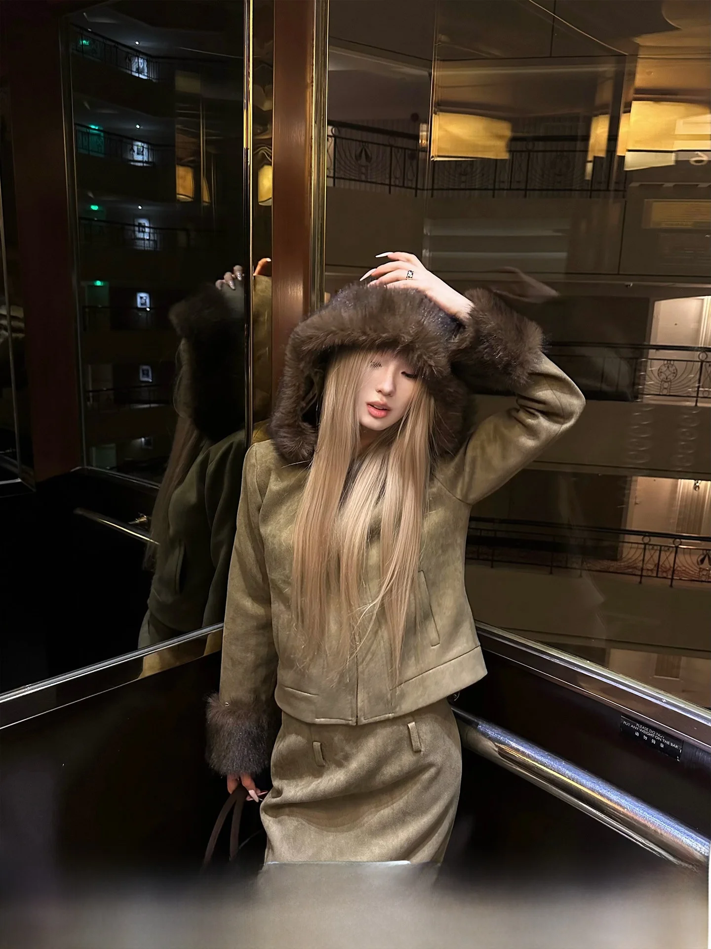 Manteau court rétro pour femme en cuir et fourrure synthétique avec col en suède, taille régulière, vêtement d'extérieur d'automne