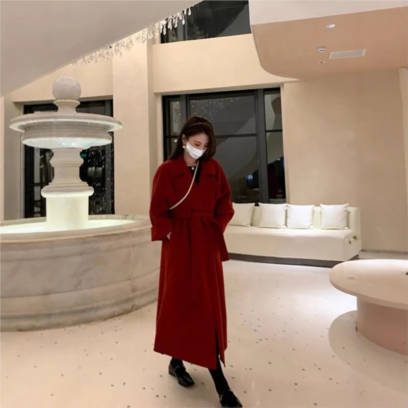 

A new women's coat in the style of Hepburn featuring mid-length red double-sided fleece