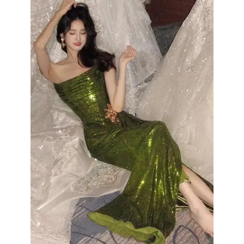 فستان DY202025 بتصميم جديد بدون حمالات مزين بالترتر مع تصميم يغرق وظهر مكشوف لثوب مسائي مثير مناسب لمضيفة الحدث.2