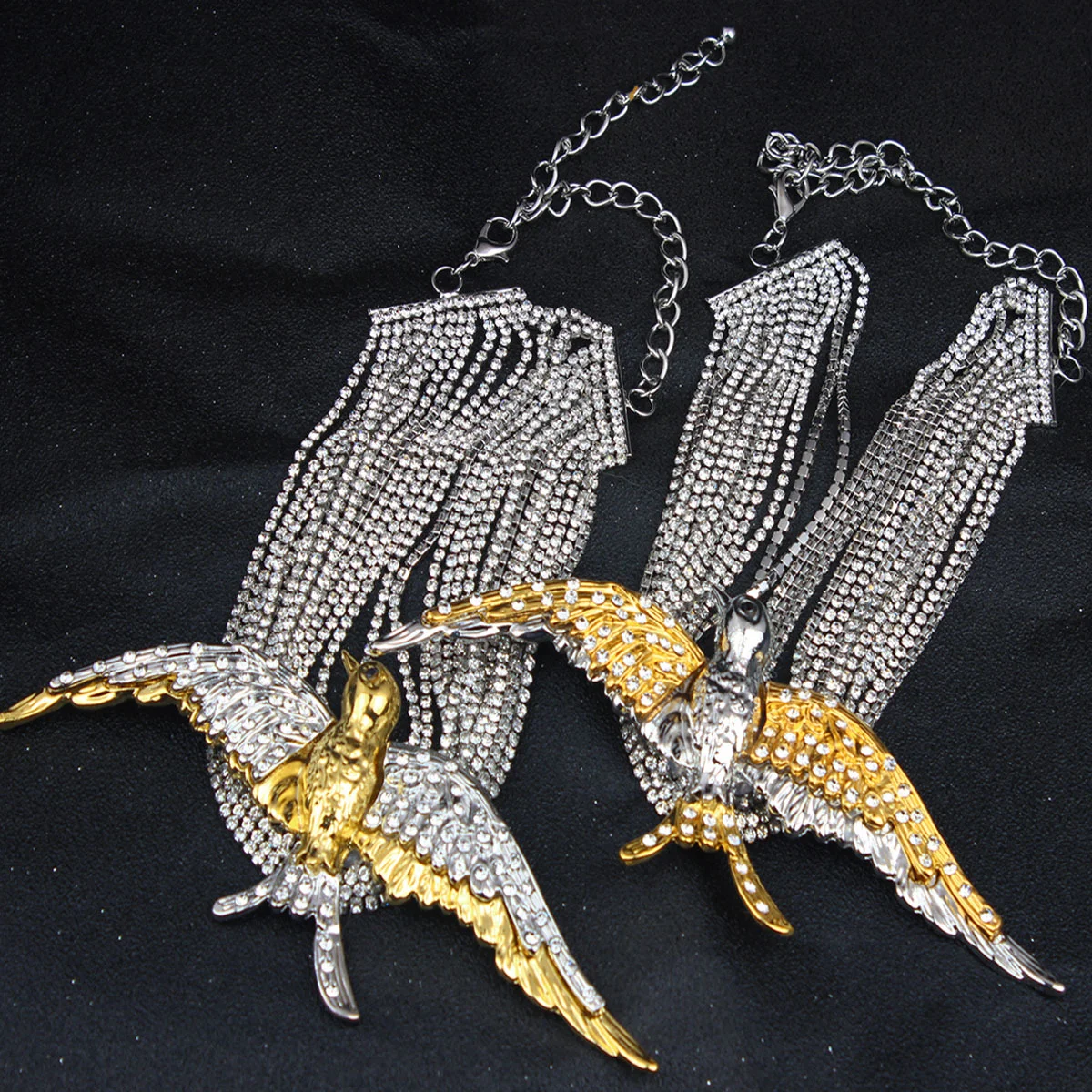 Exaggerated retro bird and swallow style fashionable multi-layer diamond necklace, a niche and elegant neckpiece.