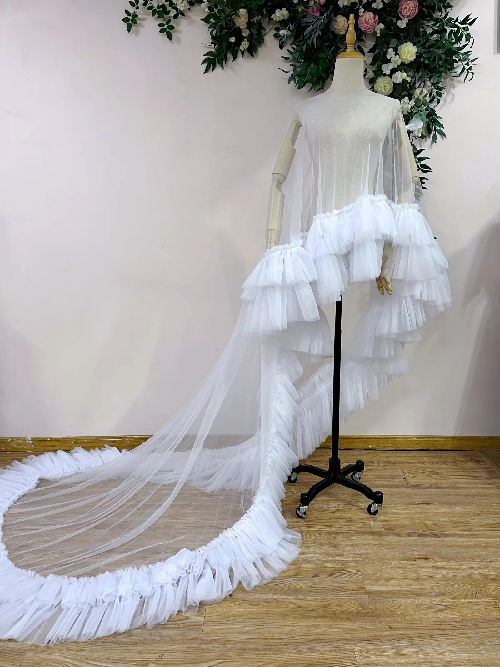 Mantella da sposa lunga in rete morbida con bordo volant corto davanti e lungo nella parte posteriore Accessori coordinati per abiti da festa da sera