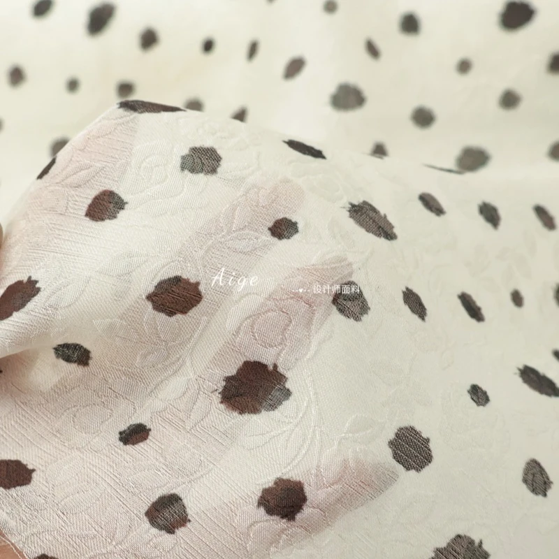 

2 метра полупрозрачной ткани тенсел-лен с бежевым темным узором, объемным жаккардовым принтом роз и точечным рисунком