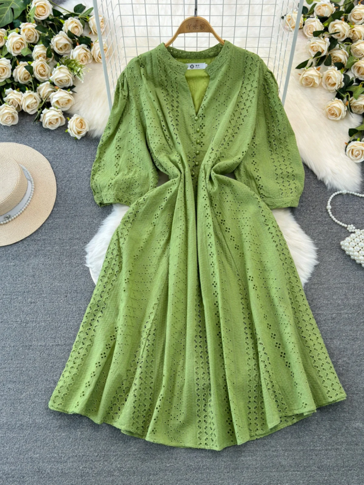 レトロなエレガントデザイン、Vネック、ウエストシェイプ、スリム効果のあるミディ丈、透かし彫りAライン、春・秋向け、五分丈、スリムフィット